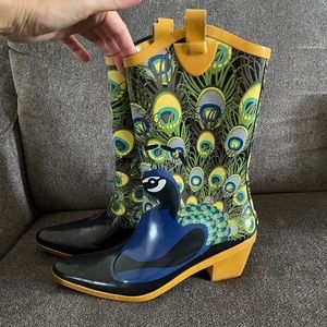 DAV US Sz 8 Ladies Western style rain boots with peacocks on them.